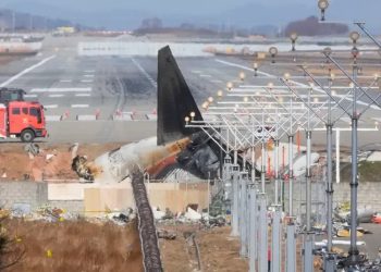 Seúl indaga si muro con el que chocó avión respetaba normas