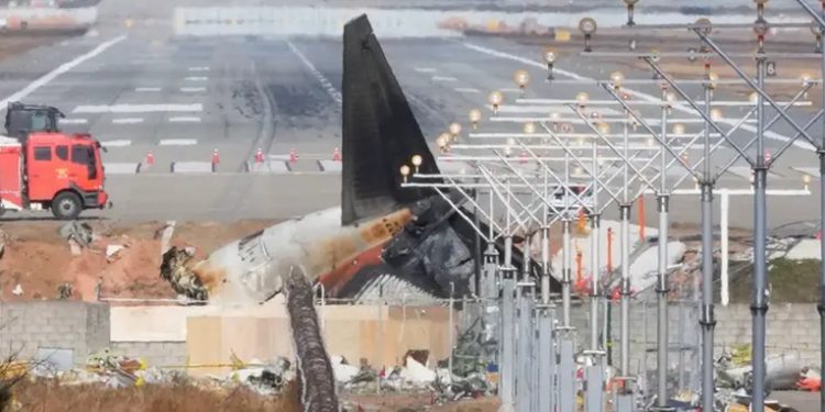 Seúl indaga si muro con el que chocó avión respetaba normas