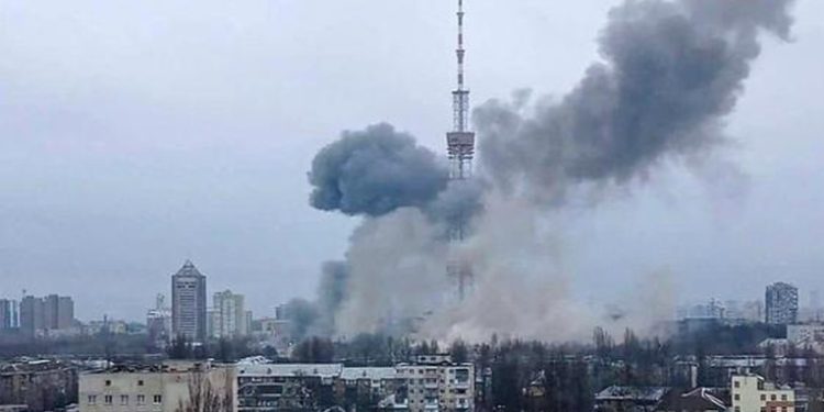 Sexto dí­a de guerra en Ucrania: Rusia ataca la torre de televisión de Kiev