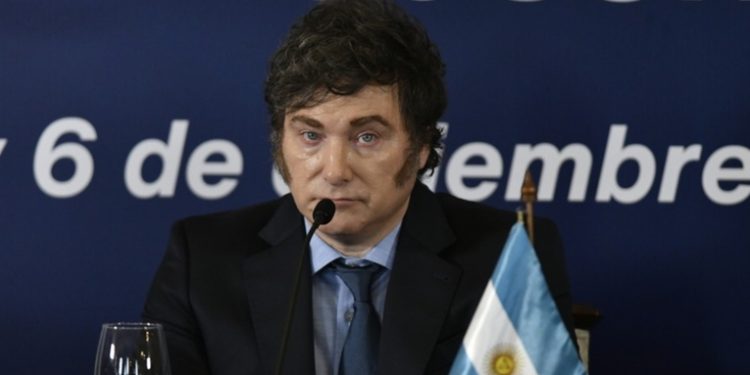 Si es un corrupto, lo tienen que echar: Milei habla del senador detenido en Paraguay