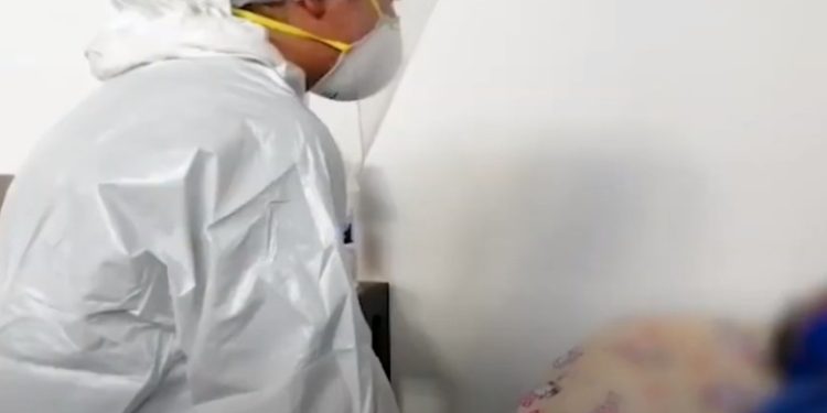 Siguen en aumento los casos de COVID-19 positivo en niños