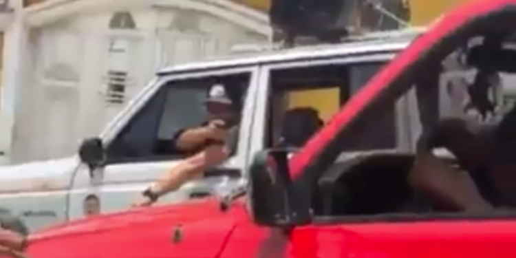 Simpatizante de la UNE amenaza con pistola desde su auto a otro conductor