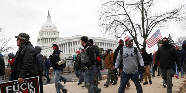 Simpatizantes de Trump toman el Capitolio; disturbios en Washington continúan