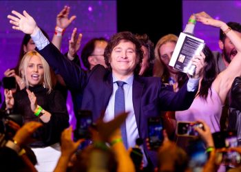 Sin gritos ni motosierra: El radical cambio de Milei para tratar de ganar la presidencia en Argentina