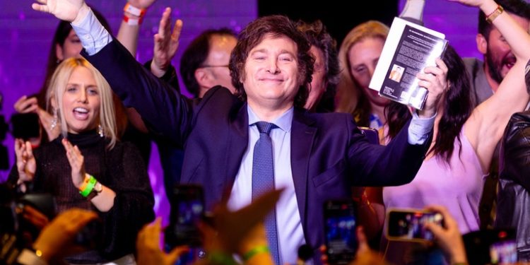 Sin gritos ni motosierra: El radical cambio de Milei para tratar de ganar la presidencia en Argentina