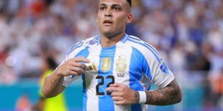 Sin Messi, Argentina vence a Perú y lo elimina de la Copa América