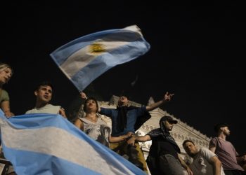 Sindicatos y organizaciones de Argentina marchan a tribunales contra el megadecreto de Milei