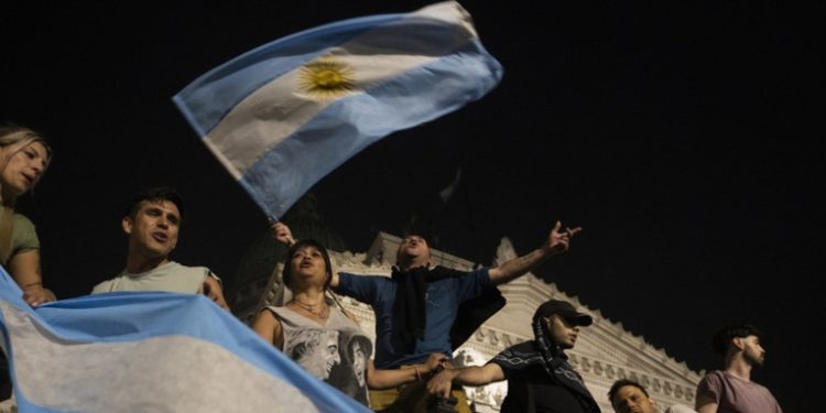 Sindicatos y organizaciones de Argentina marchan a tribunales contra el megadecreto de Milei