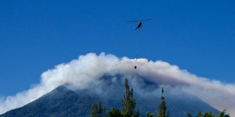 Siniestro en el volcán de Agua bajo control al 40%, según autoridades