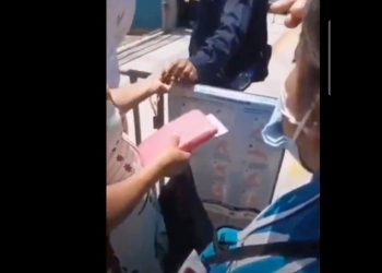 Soborno es captado en un puesto de vacunación