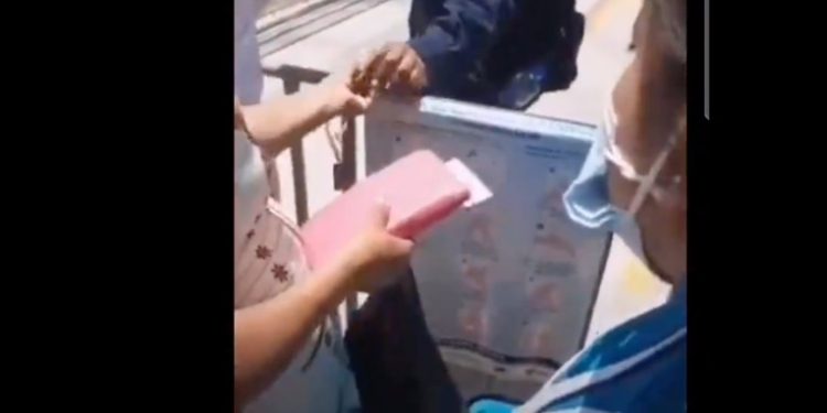 Soborno es captado en un puesto de vacunación