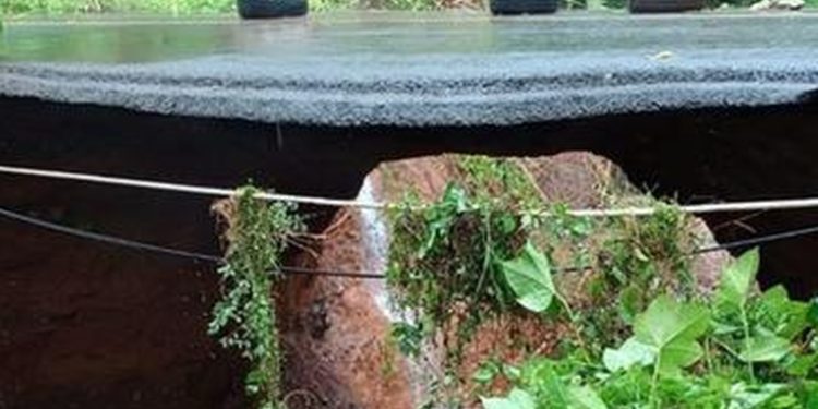 Socavamiento de carretera en Santa Rosa deja comunidades incomunicadas