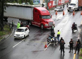 Socavamiento en el kilómetro 15.5 hace colapsar la ruta al Pací­fico