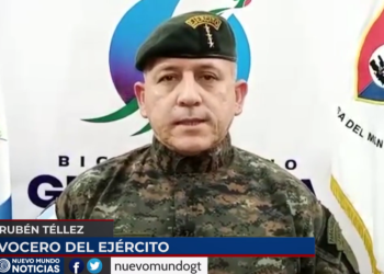 Soldados participan en vacunación de casa en casa