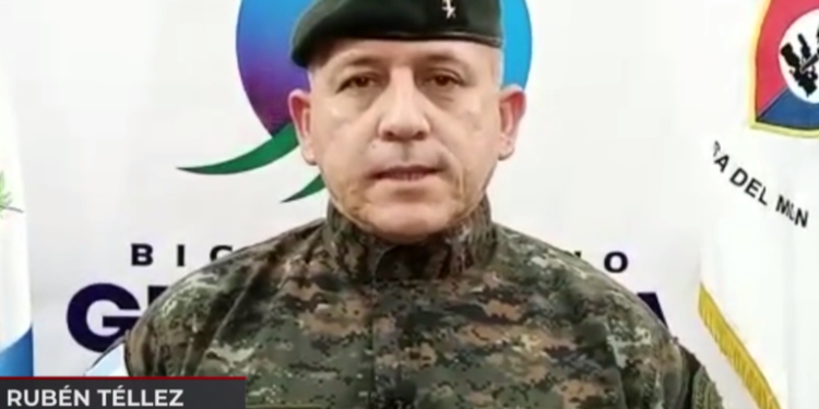 Soldados participan en vacunación de casa en casa