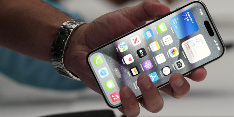 Someten al nuevo iPhone 15 Pro a una de sus primeras pruebas de caída