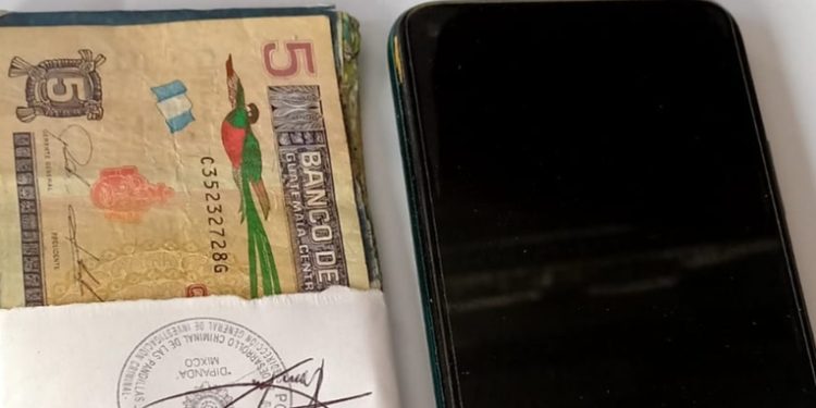 Sorprenden a niño llevando paquete de supuesta extorsión