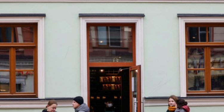 Starbucks se retira de Rusia, cierra 130 cafeterí­as