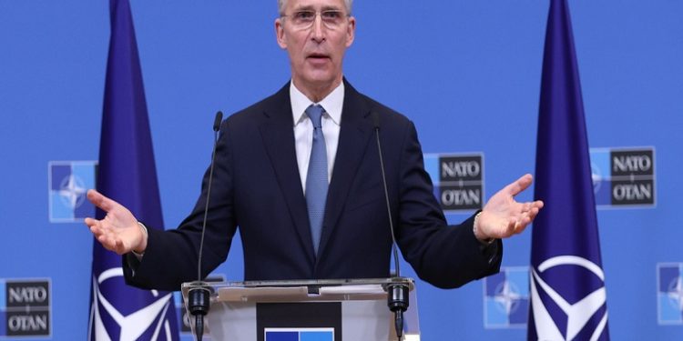 Stoltenberg declara que la OTAN no desplegará sus tropas de combate en Ucrania