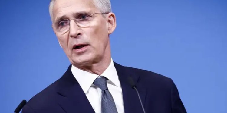Stoltenberg pide a la OTAN sistemas antiaéreos para Ucrania