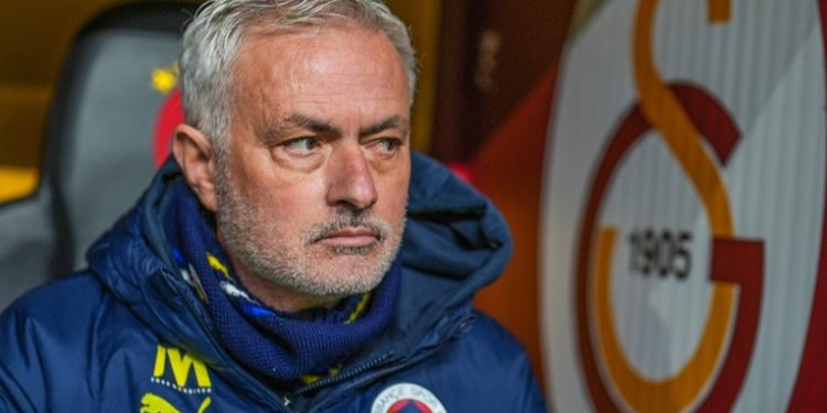 'Su banquillo saltó como monos': Acusan a Mourinho de racismo