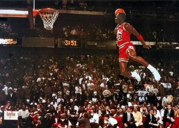 Subastan unos calzoncillos muy usados de Michael Jordan, a partir de 500 dólares (FOTO)