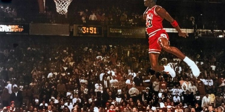 Subastan unos calzoncillos muy usados de Michael Jordan, a partir de 500 dólares (FOTO)