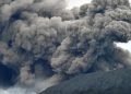 Sube a 22 el saldo mortal por erupción del volcán Marapi