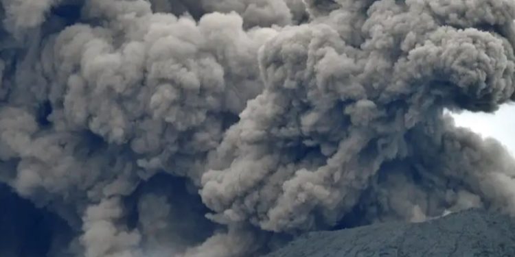 Sube a 22 el saldo mortal por erupción del volcán Marapi