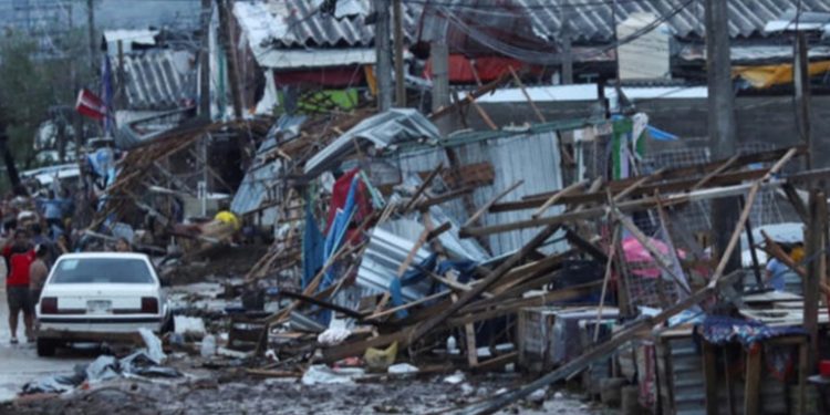 Sube a 43 cifra de muertos en México por huracán Otis