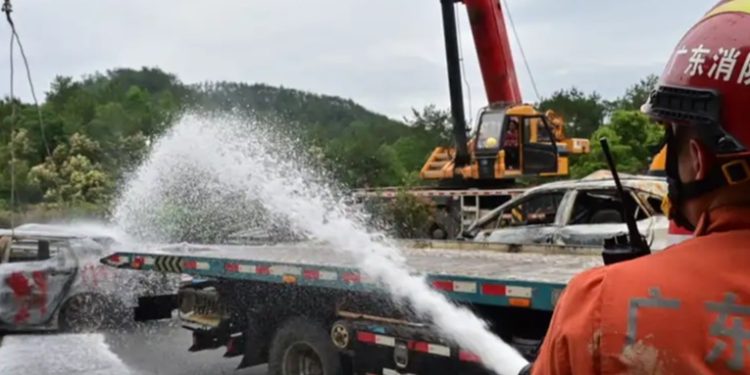Sube a 48 saldo de muertos por colapso de carretera en China