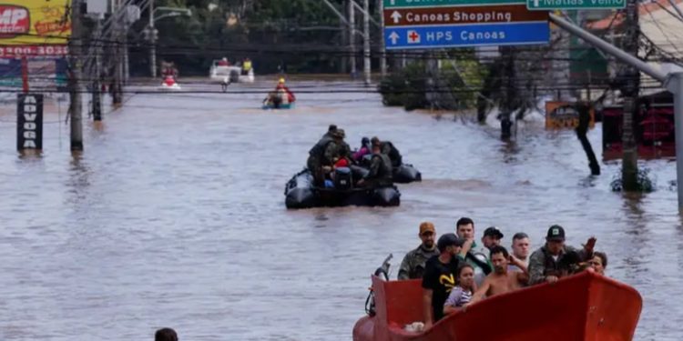 Suben a 76 los muertos por inundaciones en el sur de Brasil