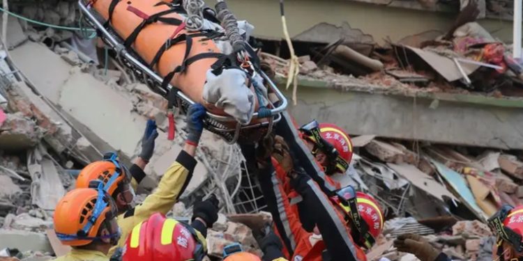 Suben a más de 2.000 los muertos por terremoto en Birmania