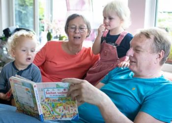 Suecia ya paga a los abuelos por cuidar a sus nietos