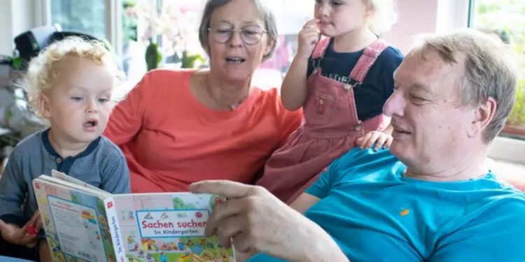 Suecia ya paga a los abuelos por cuidar a sus nietos