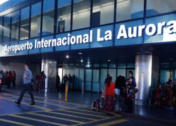 Suministro de agua afectado en áreas del Aeropuerto La Aurora debido a daños en el sótano