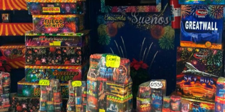 Supervisan ventas de fuegos artificiales en el Mercado de la Terminal para garantizar seguridad