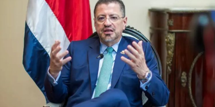 Suprema de Costa Rica pide retirar inmunidad al presidente