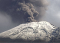 Suspenden clases presenciales y advierten de suspensión de vuelos en México por la actividad del volcán Popocatépetl