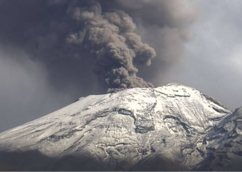 Suspenden clases presenciales y advierten de suspensión de vuelos en México por la actividad del volcán Popocatépetl