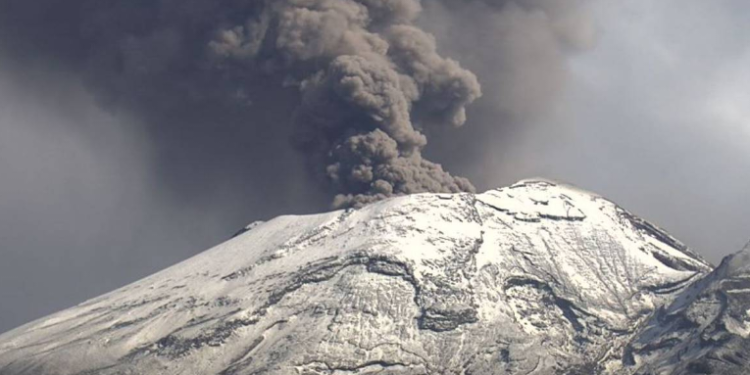 Suspenden clases presenciales y advierten de suspensión de vuelos en México por la actividad del volcán Popocatépetl