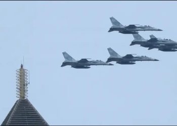 Taiwán efectúa maniobras por mar y aire por presión de China