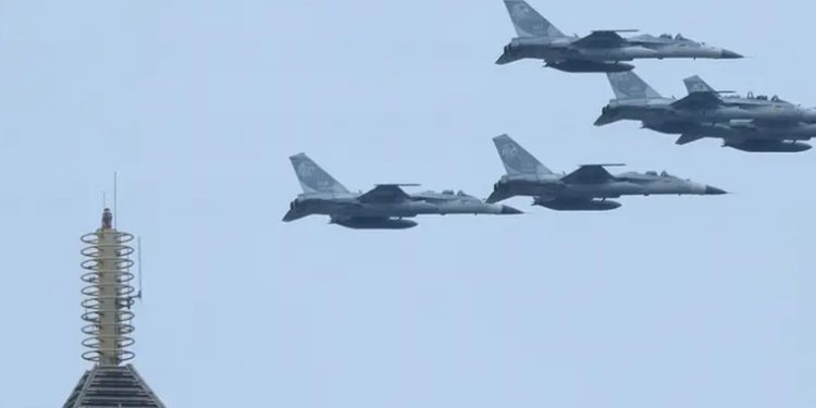 Taiwán efectúa maniobras por mar y aire por presión de China