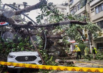 Taiwán se paraliza por el fuerte tifón Kong-rey, que deja un fallecido