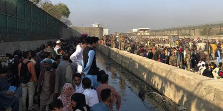 Talibanes advierten contra extender plazo de evacuación en Afganistán