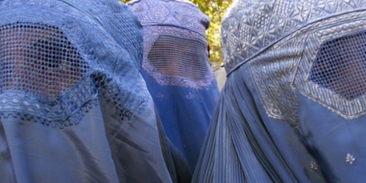 Talibanes decretan de nuevo uso del burka para las mujeres