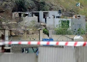 Talibanes dicen haber atacado centros militares de Pakistán