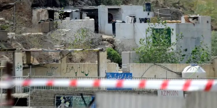 Talibanes dicen haber atacado centros militares de Pakistán