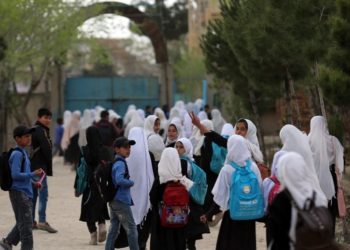 Talibanes incumplen promesa de permitir regreso de niñas afganas a la escuela