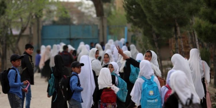 Talibanes incumplen promesa de permitir regreso de niñas afganas a la escuela